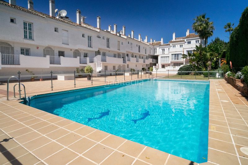 Foto 3ae1ae56-c206-484d-b741-bc855baeb541. Casa adossada amb aparcament a Puerto Banús Marbella