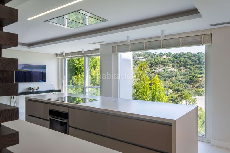 Foto 2375374f-fc33-45e3-8391-d9d8786c69c3. Casa adossada amb aparcament a La Zagaleta Benahavís