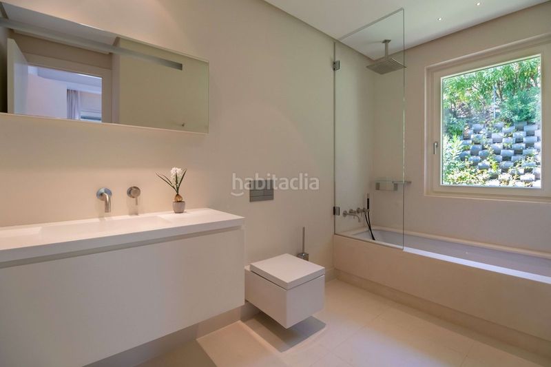 Foto 2f7d135c-5369-4cae-bcc4-7ca39f14928d. Casa adossada amb aparcament a La Zagaleta Benahavís