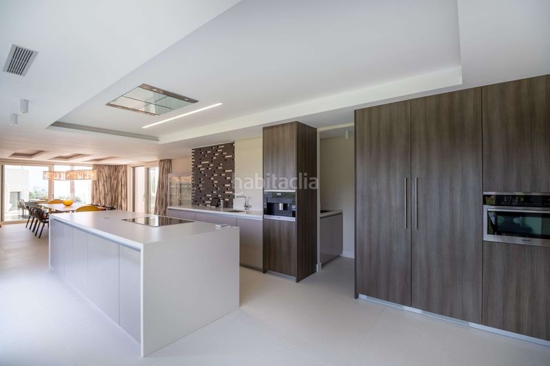 Foto c6fa0e7c-9541-4b90-b014-6b47d3947a40. Casa adossada amb aparcament a La Zagaleta Benahavís