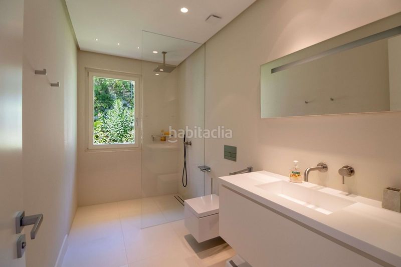 Foto cdf4a39b-248b-4717-85e7-a3b6f1ce570b. Casa adossada amb aparcament a La Zagaleta Benahavís