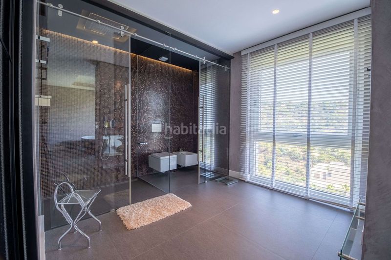 Foto e10c4821-f491-4dc8-901a-217ff0a7d90f. Casa adossada amb aparcament a La Zagaleta Benahavís