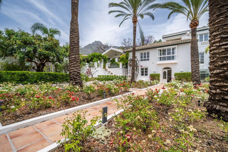 Foto b24b121e-f691-44a1-9160-2643df68c9ff. Casa adossada a Sierra Blanca Marbella