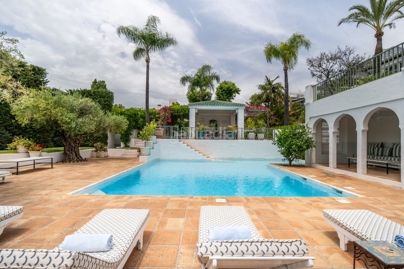 Foto f5bd5109-7a95-48b8-a07b-54cbefd2bc90. Casa adossada a Sierra Blanca Marbella