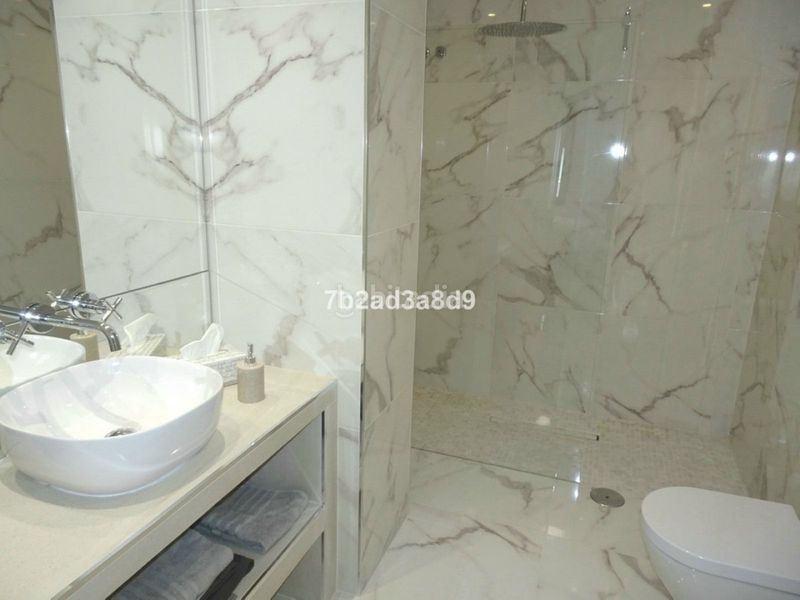 Foto 8f680645-2591-40aa-ab1e-420e6e50b72d. Pis amb aparcament a Las Brisas Marbella