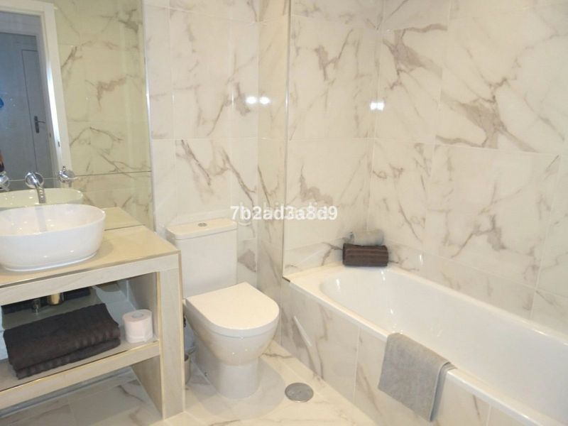 Foto e484b0d8-63d8-4d67-ad76-b59c4aecfcc8. Pis amb aparcament a Las Brisas Marbella