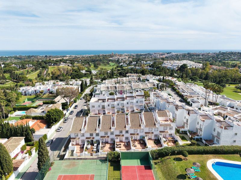 Foto 4d8d60d7-0790-45df-8033-b215a4ca9a8f. Casa adossada amb aparcament a Las Brisas Marbella