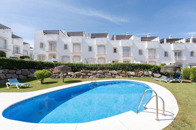 Foto b58c71a6-ac1b-48a2-952a-1f2043fb4cfd. Casa adossada amb aparcament a Las Brisas Marbella
