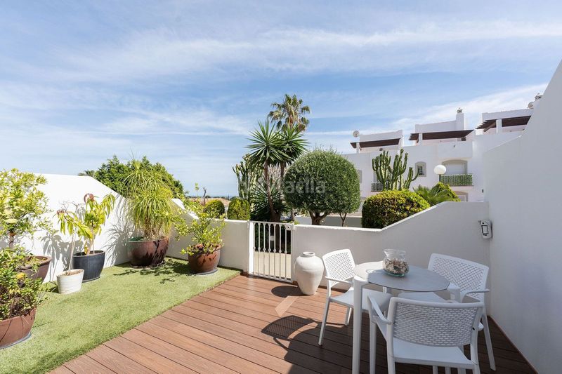 Foto c6264488-6d56-46a5-92a7-6184a2a0b39e. Casa adossada amb aparcament a Las Brisas Marbella