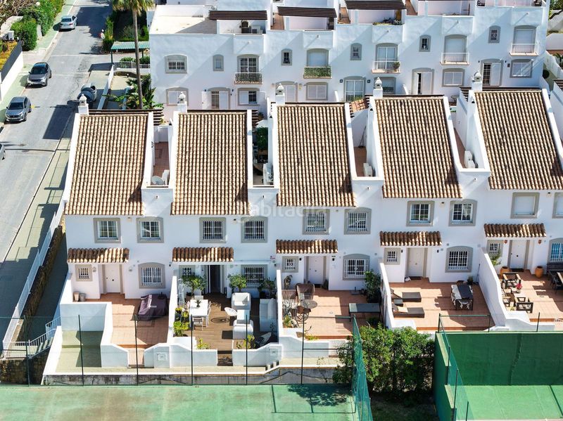Foto ca47b194-52c8-42b1-8fd6-51faf66cfa57. Casa adossada amb aparcament a Las Brisas Marbella