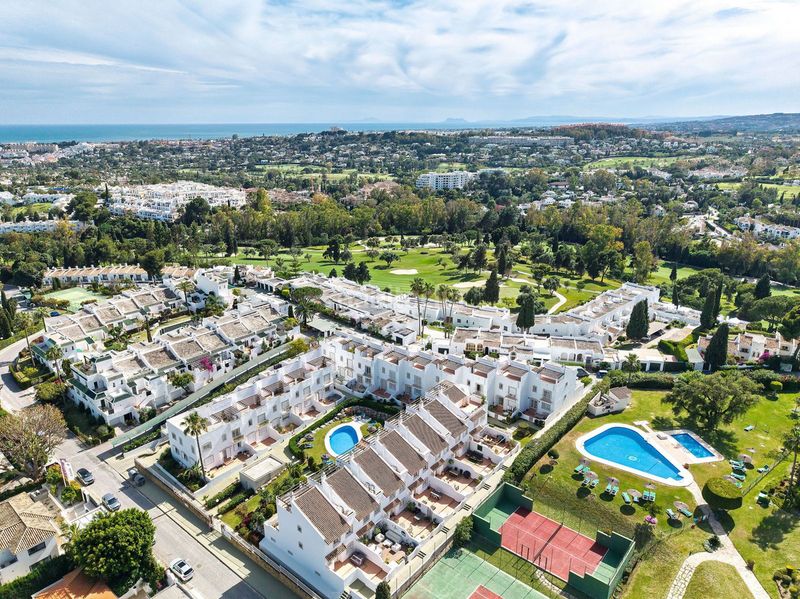 Foto f806fefa-3ee6-4c3e-8980-bba04dca04f2. Casa adossada amb aparcament a Las Brisas Marbella