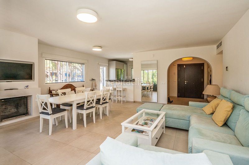 Foto d7ea3255-98cc-469b-8d37-913fd540b601. Casa adossada a Elviria Marbella
