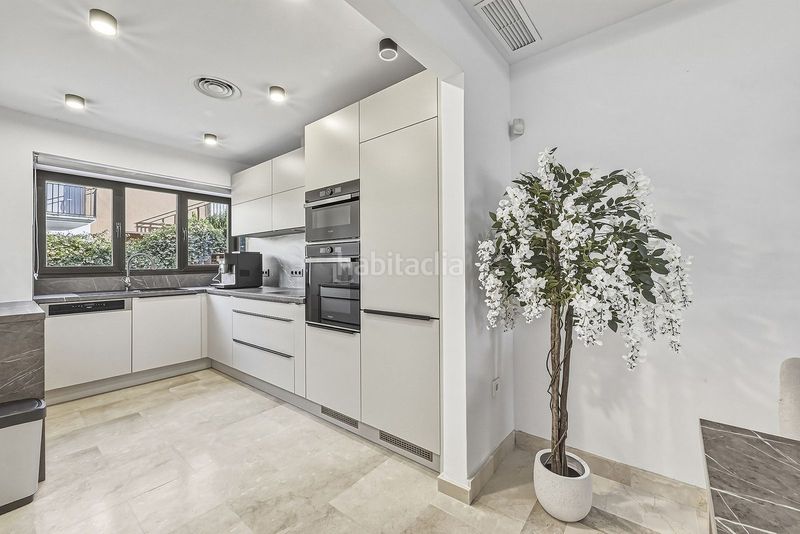 Foto 7d6e94e2-ee1f-4f36-a072-cee178f7de26. Casa adossada amb aparcament a bahía de Marbella Marbella