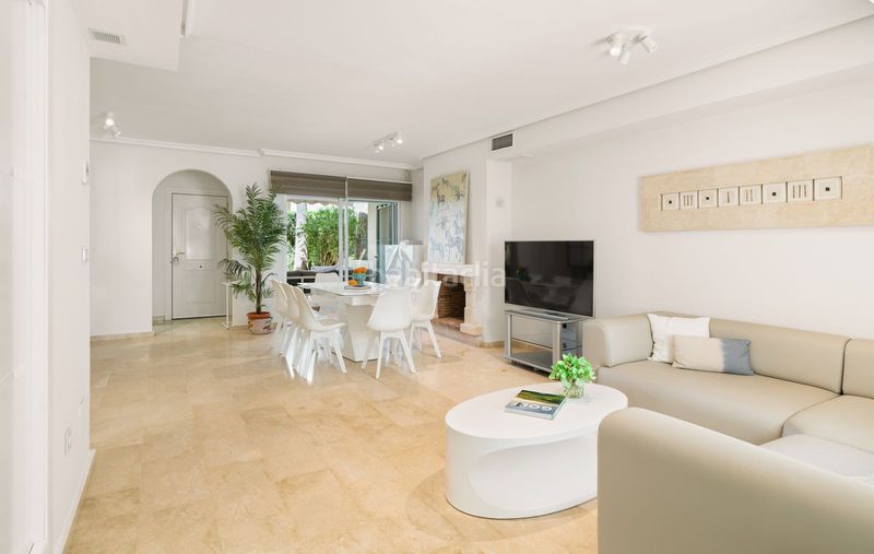 Foto 5cb16b65-e54f-4679-a1f9-9946eaa05a0b. Casa adossada amb aparcament a Costabella Marbella