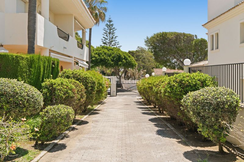 Foto c52fef3c-01dd-4340-bdce-333ee411b4b7. Casa adossada amb aparcament a Costabella Marbella