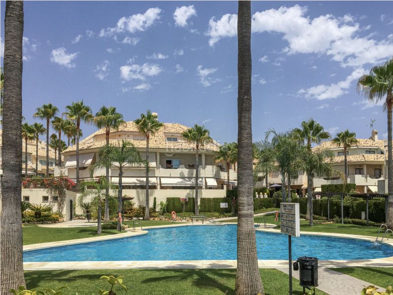 Foto fbe3a979-447d-4597-98fd-71092689bf5e. Casa adossada amb aparcament a Costabella Marbella