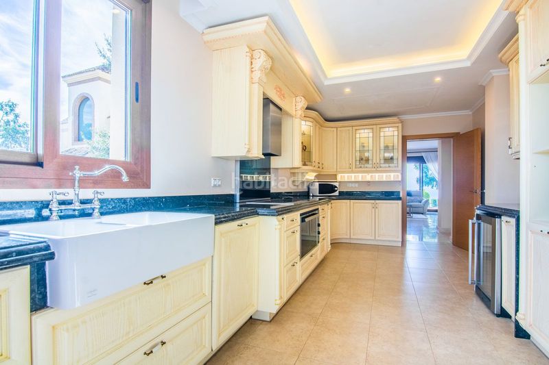 Foto e83504cc-6ba6-41a9-a270-df7d33d917af. Casa adossada amb aparcament a La Mairena Ojén