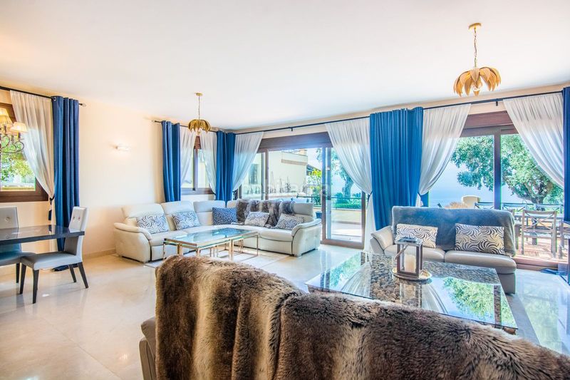 Foto f3bd60c8-e73c-46af-bf36-7491bc5888cc. Casa adossada amb aparcament a La Mairena Ojén