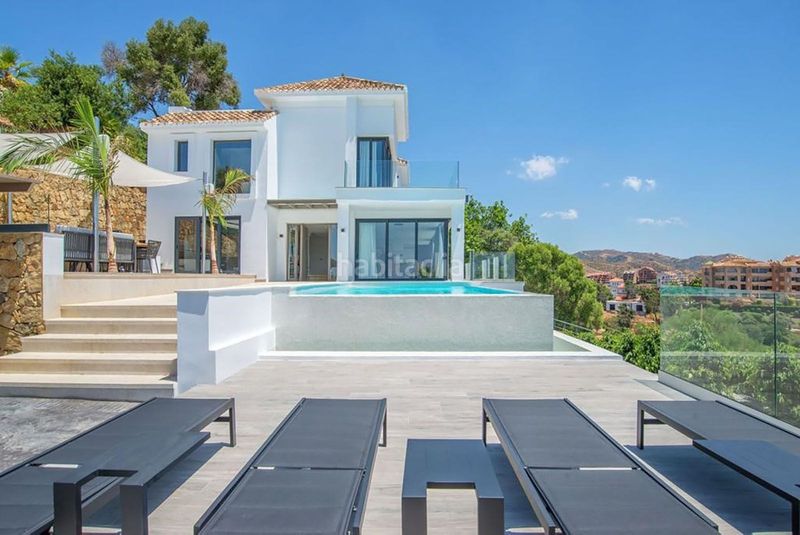 Foto 8824e5da-5632-4759-906f-d1cfe30f0627. Casa adossada amb aparcament a Elviria Marbella