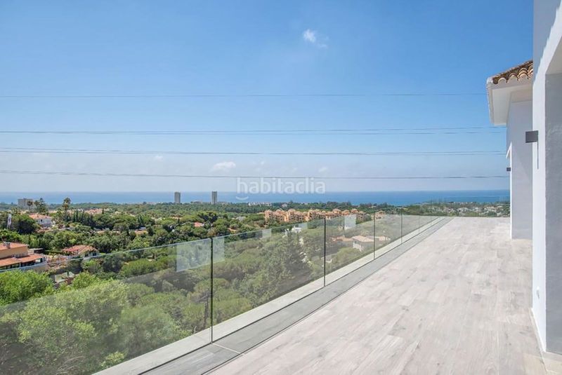 Foto c7db09f9-e9e0-4095-8fc8-1a4d49d0c935. Casa adossada amb aparcament a Elviria Marbella