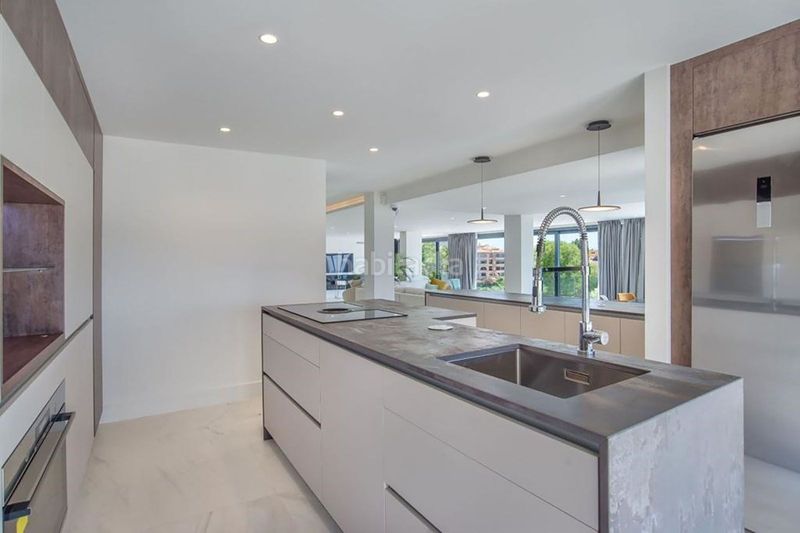 Foto f7b08a9e-49eb-44b0-82bb-c4baa1b456ef. Casa adossada amb aparcament a Elviria Marbella