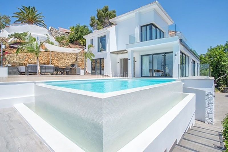 Foto fd06d1aa-9f1b-470c-bcd6-aaf9ab1a4889. Casa adossada amb aparcament a Elviria Marbella