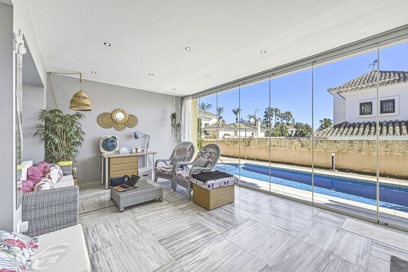 Foto 0e264746-6ec0-459c-b1f6-65f4f1b1a9c0. Casa adossada amb aparcament a bahía de Marbella Marbella