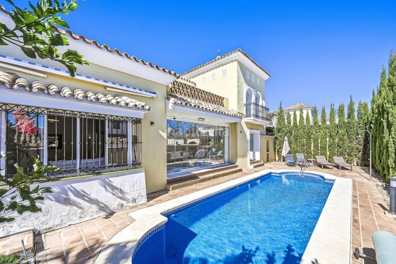 Foto 63b8ee7a-9c22-42fb-b3b0-d04e09337650. Casa adossada amb aparcament a bahía de Marbella Marbella