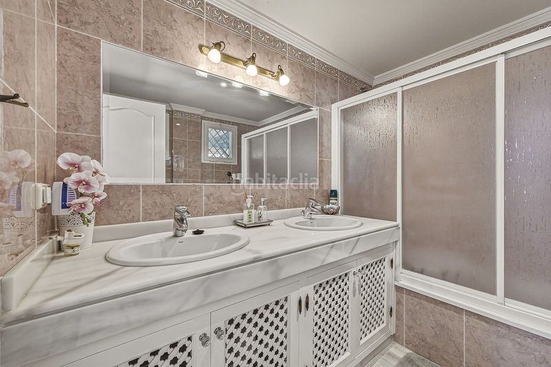 Foto e6a9c2bc-f33a-4131-860f-1f0d05db075b. Casa adossada amb aparcament a bahía de Marbella Marbella