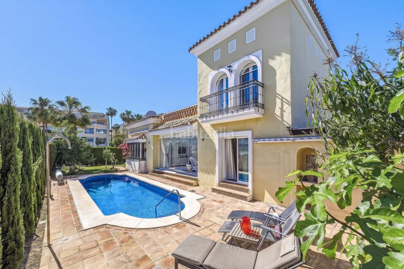 Foto e7b5b295-53a2-4933-b064-4d7731eee9be. Casa adossada amb aparcament a bahía de Marbella Marbella