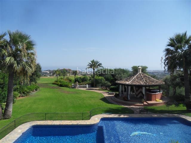 Foto b947da8e-11de-4194-9152-ad377397a7f7. Casa adossada amb aparcament a La Quinta Benahavís