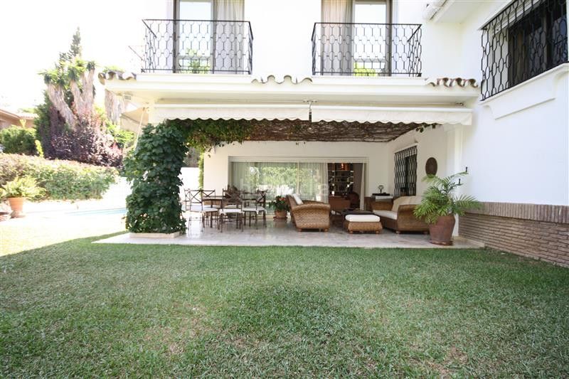 Foto f607ddcc-7b22-4e7c-9a64-df36c79e559c. Casa adossada amb aparcament a Los Monteros Marbella