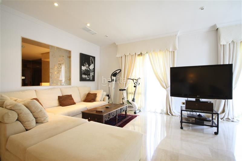 Foto f61ee2cc-4c10-49eb-aab6-092a963b4525. Casa adossada amb aparcament a Los Monteros Marbella