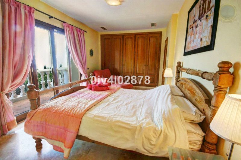 Foto 7c215228-a9fc-4d0b-ab9f-72d256fe64c6. Casa adossada amb aparcament a Centro Benalmádena