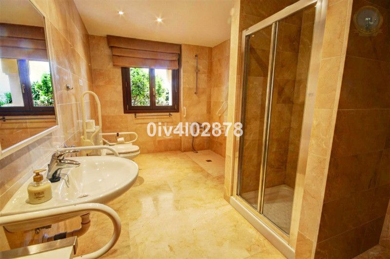 Foto b64efcf4-d7d3-493b-9723-ad4e08d65c24. Casa adossada amb aparcament a Centro Benalmádena