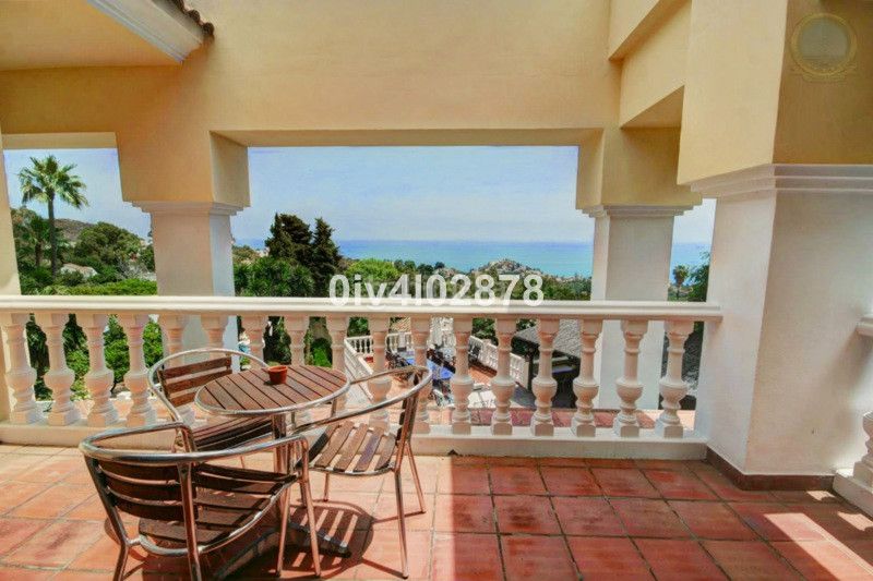 Foto e863459f-e1b4-475f-87ce-d0a3a58f77ac. Casa adossada amb aparcament a Centro Benalmádena