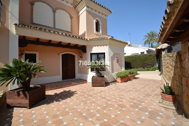 Foto 0e8c2252-6561-47d7-a0e7-ad113a164888. Casa adossada amb aparcament a Las Brisas Marbella