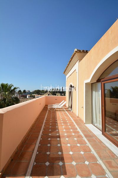Foto 235baddd-8f93-48fb-8799-5d637bacf5c8. Casa adossada amb aparcament a Las Brisas Marbella