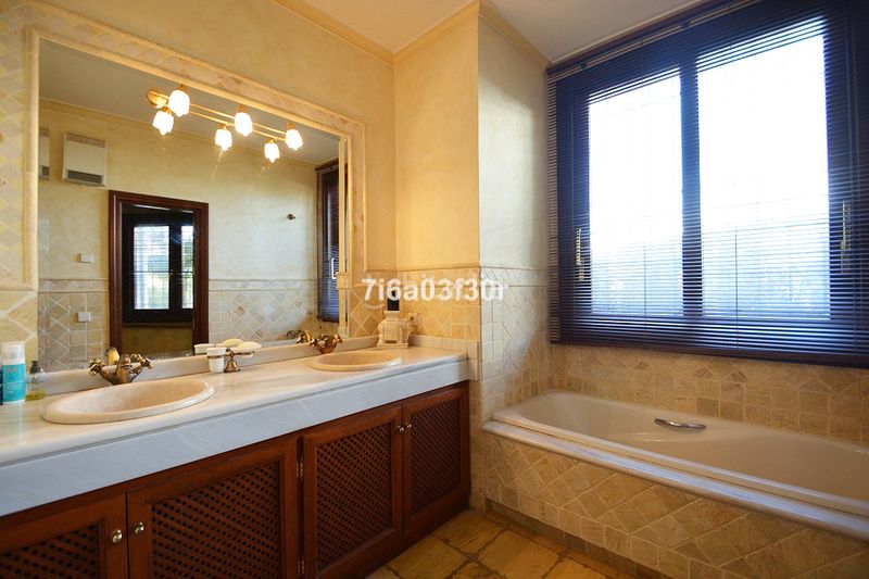 Foto 28970779-541d-4eef-9a10-173747a975d8. Casa adossada amb aparcament a Las Brisas Marbella