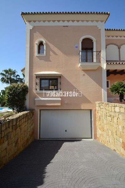 Foto 3db9639d-32d7-4288-836a-42c12111b996. Casa adossada amb aparcament a Las Brisas Marbella