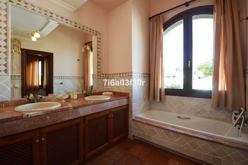Foto 7ea3ce20-e15a-4264-8ce0-bc4777fa4add. Casa adossada amb aparcament a Las Brisas Marbella