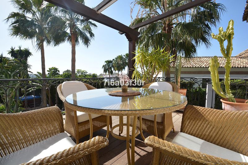 Foto be2dc821-c488-40e9-9ee2-040c42dfbd94. Casa adossada amb aparcament a Las Brisas Marbella