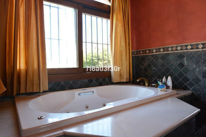 Foto d26e8f7d-6f01-4cab-9fa5-6c7904a18bb1. Casa adossada amb aparcament a Las Brisas Marbella
