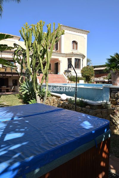 Foto efabf308-b9b2-4425-9788-0d016a8452a3. Casa adossada amb aparcament a Las Brisas Marbella