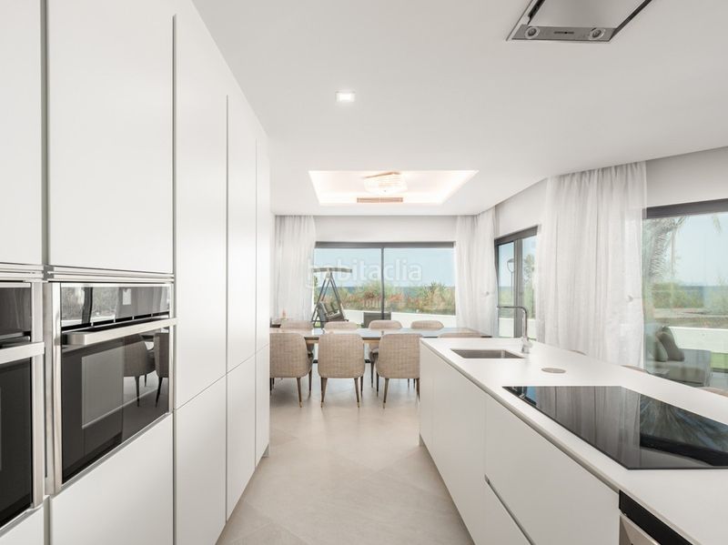 Foto e2a47115-d7b4-494d-8c77-f3d4fc8a4bd6. Casa adossada amb aparcament a Centro Estepona