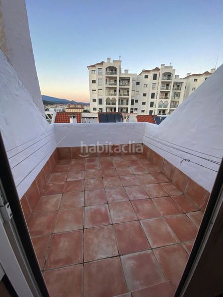 Foto a8885ff6-d984-42a4-a5b8-e2efa37c7c5a. Casa adossada amb aparcament a Centro Estepona