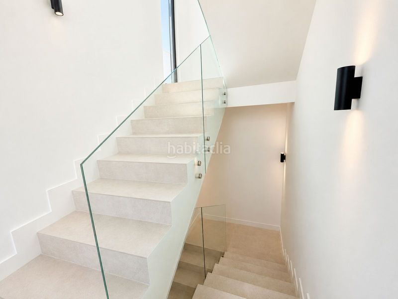 Foto d773bac6-b3eb-4ff0-be01-755a1e7776af. Casa adossada amb aparcament a Nueva Atalaya Estepona