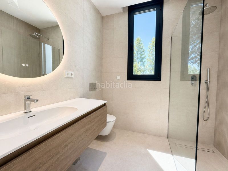 Foto e901fd0d-4481-4e6f-94ce-a1b4a713dfc3. Casa adossada amb aparcament a Nueva Atalaya Estepona