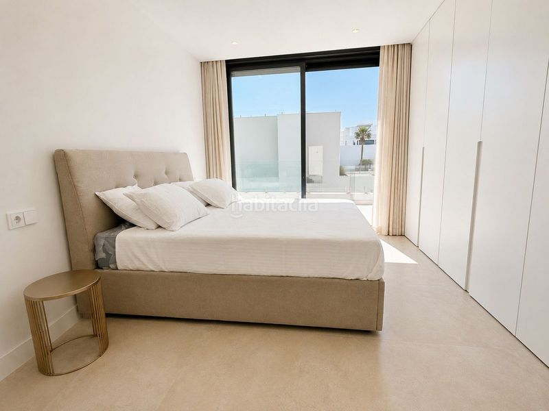 Foto ff3b4b9a-64cd-46c5-96fa-a4e2980a0574. Casa adossada amb aparcament a Nueva Atalaya Estepona