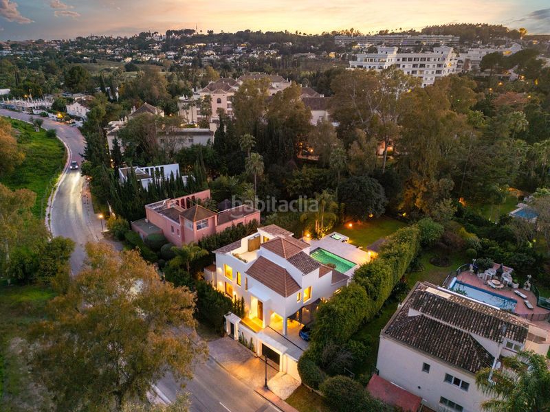 Foto b3bd0f72-ff7e-46a3-aea5-195f68690cc4. Casa adossada amb aparcament a Las Brisas Marbella